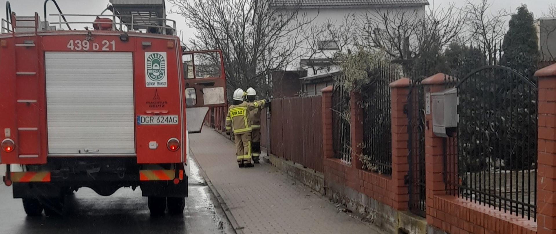 Strażacy roznoszą ulotki dot. szczepienia przeciwko COVID-19