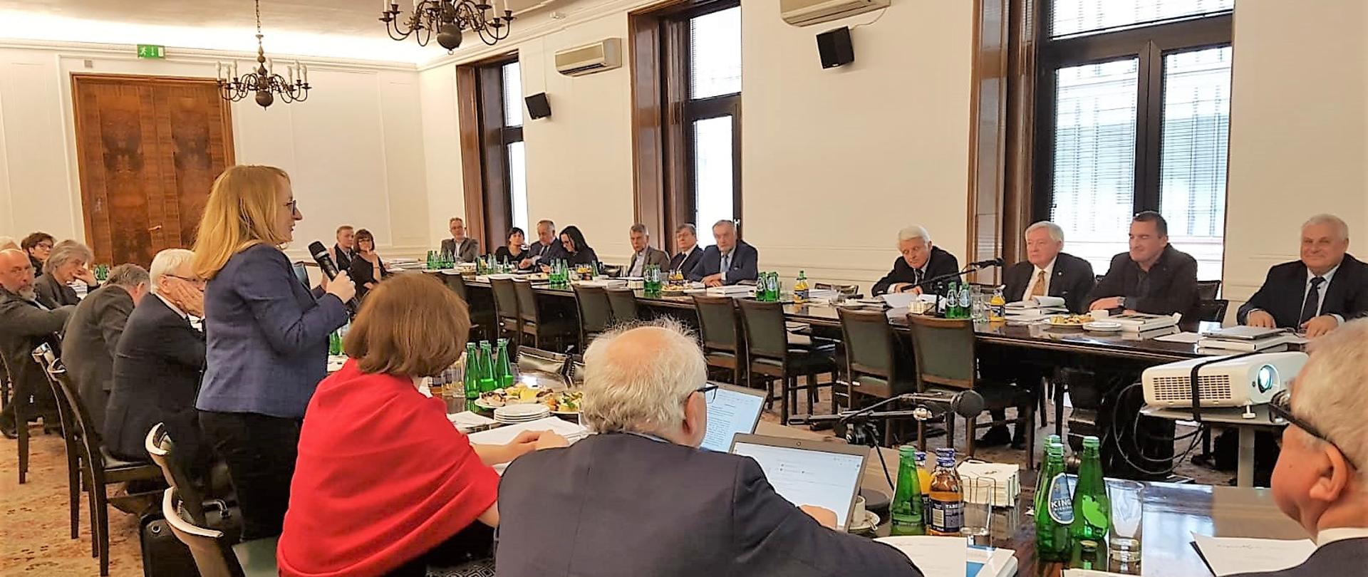 Widok na uczestników spotkania siedzących przy stole