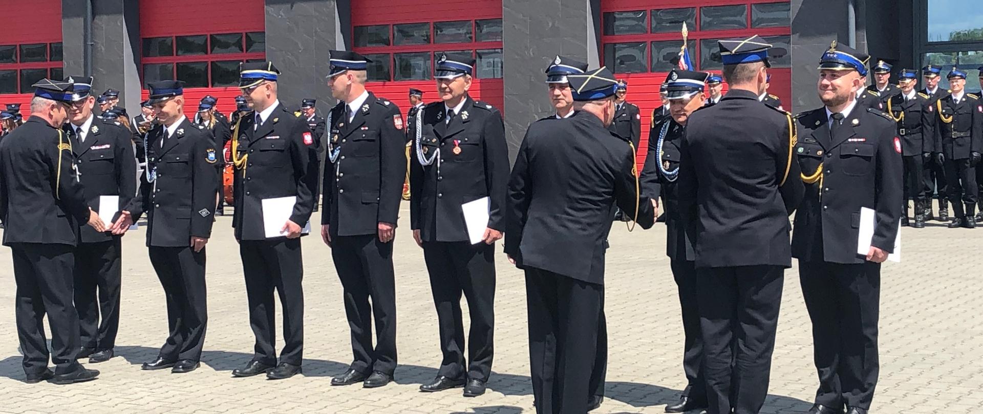 Strażacy odbierają wyróżnienia