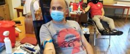Na zdjęciu strażak PSP oddający honorowo krew w czasie wolnym od służby.