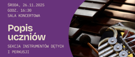 Grafika przedstawia zbliżenie na instrumenty perkusyjne oraz dęte. Tło plakatu jest w intensywnym fioletowym kolorze, który kontrastuje z brązowym odcieniem instrumentów. Po lewej stronie widnieje jasny napis „Popis uczniów – Sekcja instrumentów dętych i perkusji” wraz z datą i miejscem wydarzenia.