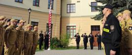 Uroczyste podniesienie flagi na placu wewnętrznym JRG 5 z udziałem Komendanta i jego Zastępcy, Dowódcy JRG 5, Naczelnika Wydziału Organizacyjnego oraz strażaków.