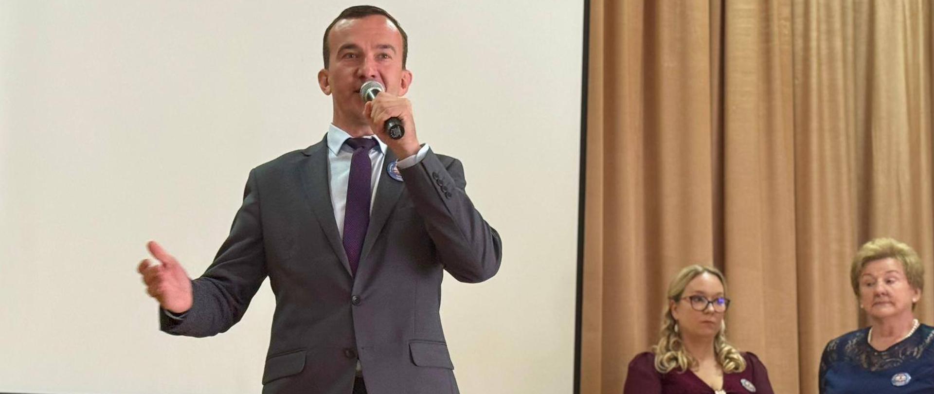 Wicewojewoda Mateusz Szauer na jubileuszach: Koła Gospodyń Wiejskich i zespołu „Byle Babki” w Łąkorzu 