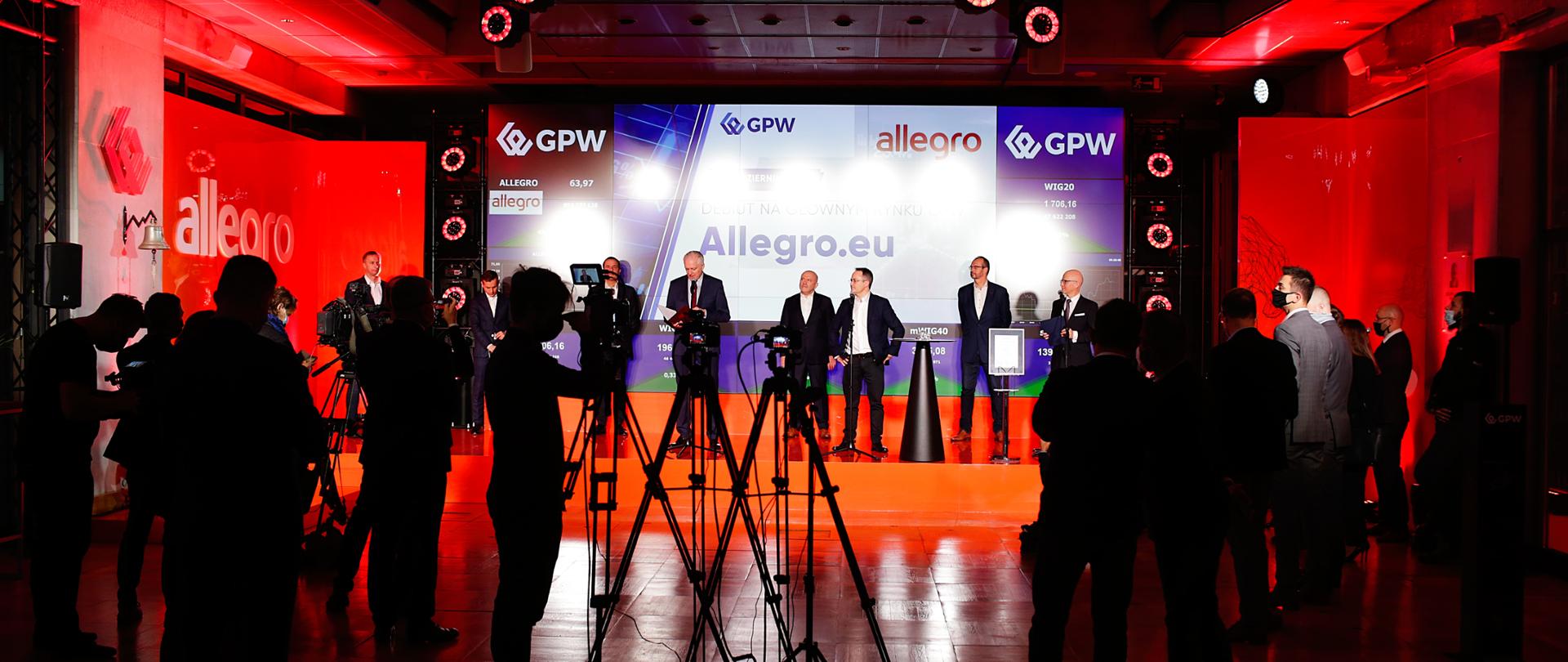 Widok na scenę, na niej wicepremier Jarosław Gowin w towarzystwie przedstawicieli GPW i Allegro.