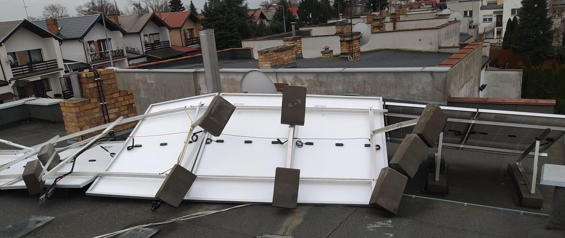 Przewrócone elementy na dachu budynku.