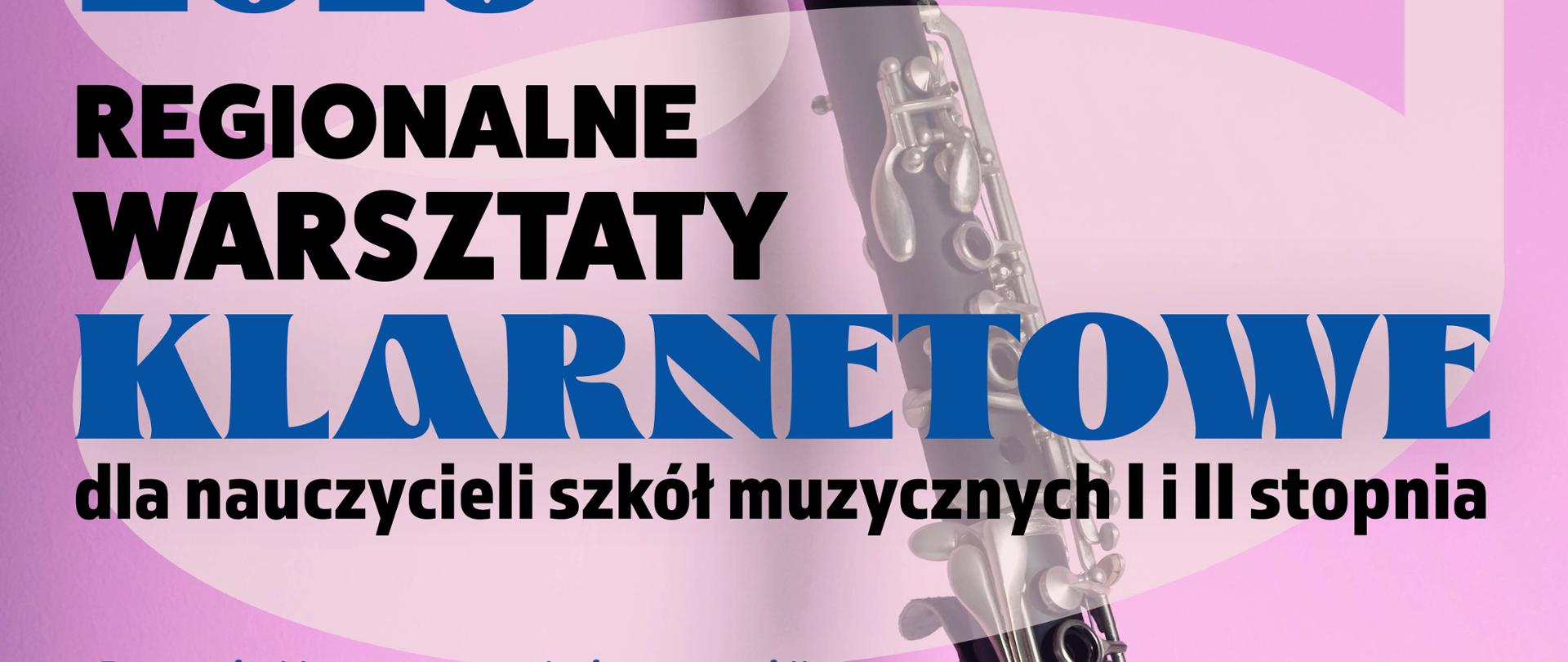 Plakat na liliowym tle z informacją w kolorze czarnym i niebieskim. W środku znajduje się czarny klarnet
