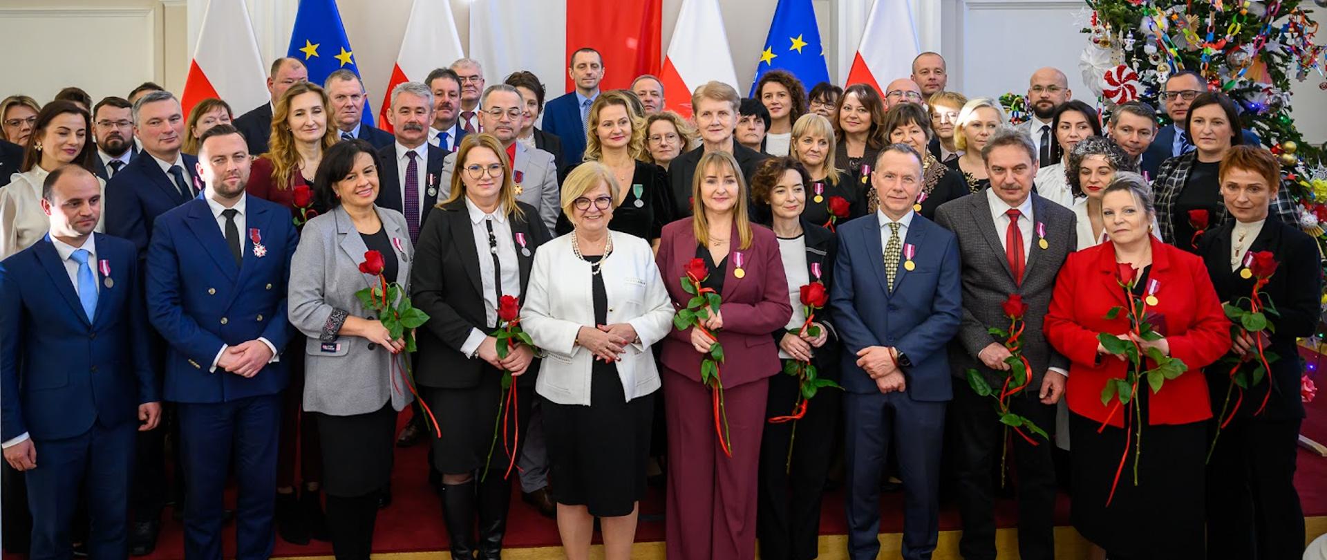 Zdjęcie przedstawia osoby wyróżnione odznaczeniami państwowymi