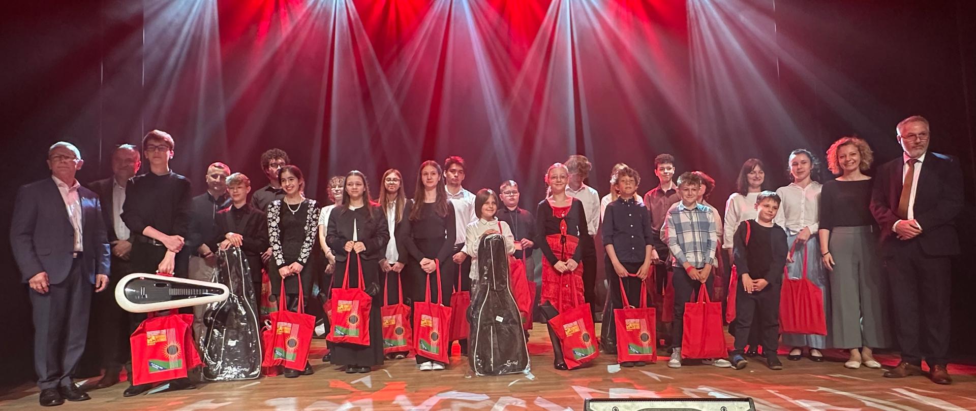 Zdjęcie laureatów Ogólnopolskiego Festiwalu i Konkursu Gitarowego Sonidos Latinos Edycja III