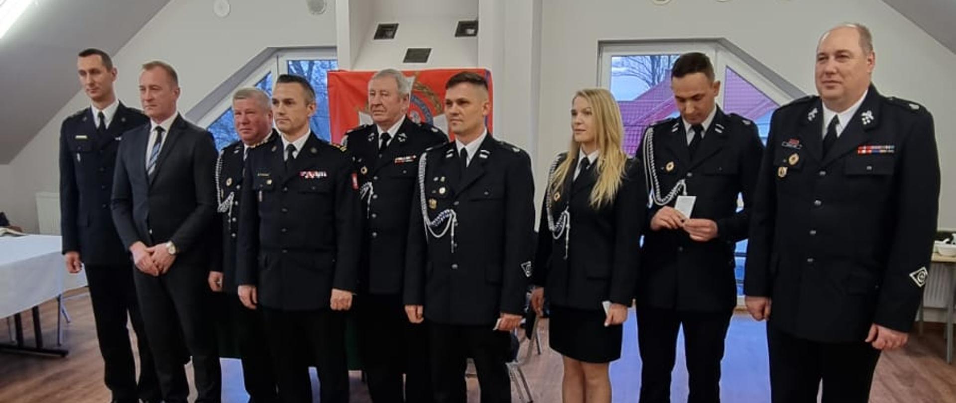 Zdjęcie przedstawia gości i organizatorów spotkania sprawozdawczego Ochotniczej Straży Pożarnej w Woli Jachowej.