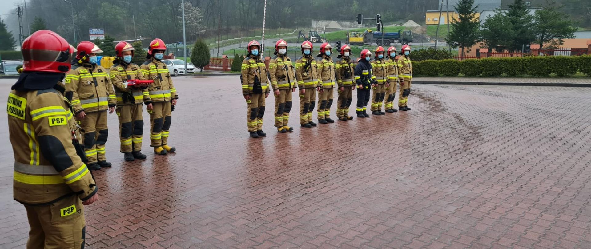 Zdjęcie przedstawia apel z okazji Święta Flagi. 