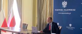 Wojewoda Konstanty Radziwiłł w trakcie wideokonferencji ze starostami województwa mazowieckiego