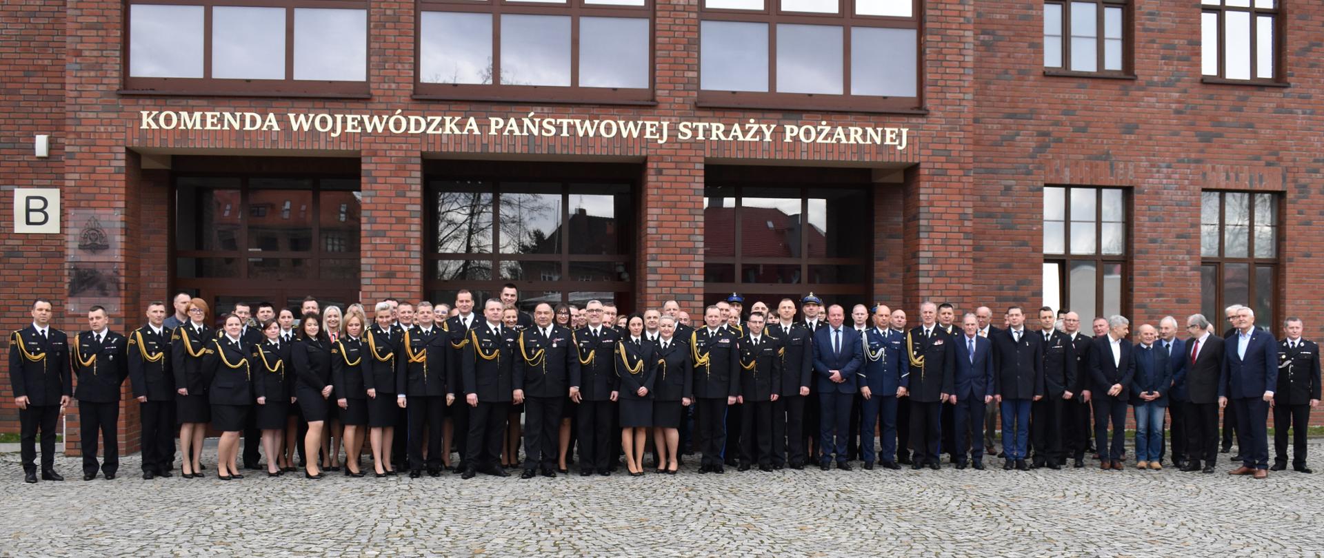 Uroczysta zbiórka z okazji przejścia na zaopatrzenie emerytalne 5 oficerów KW PSP Wrocław