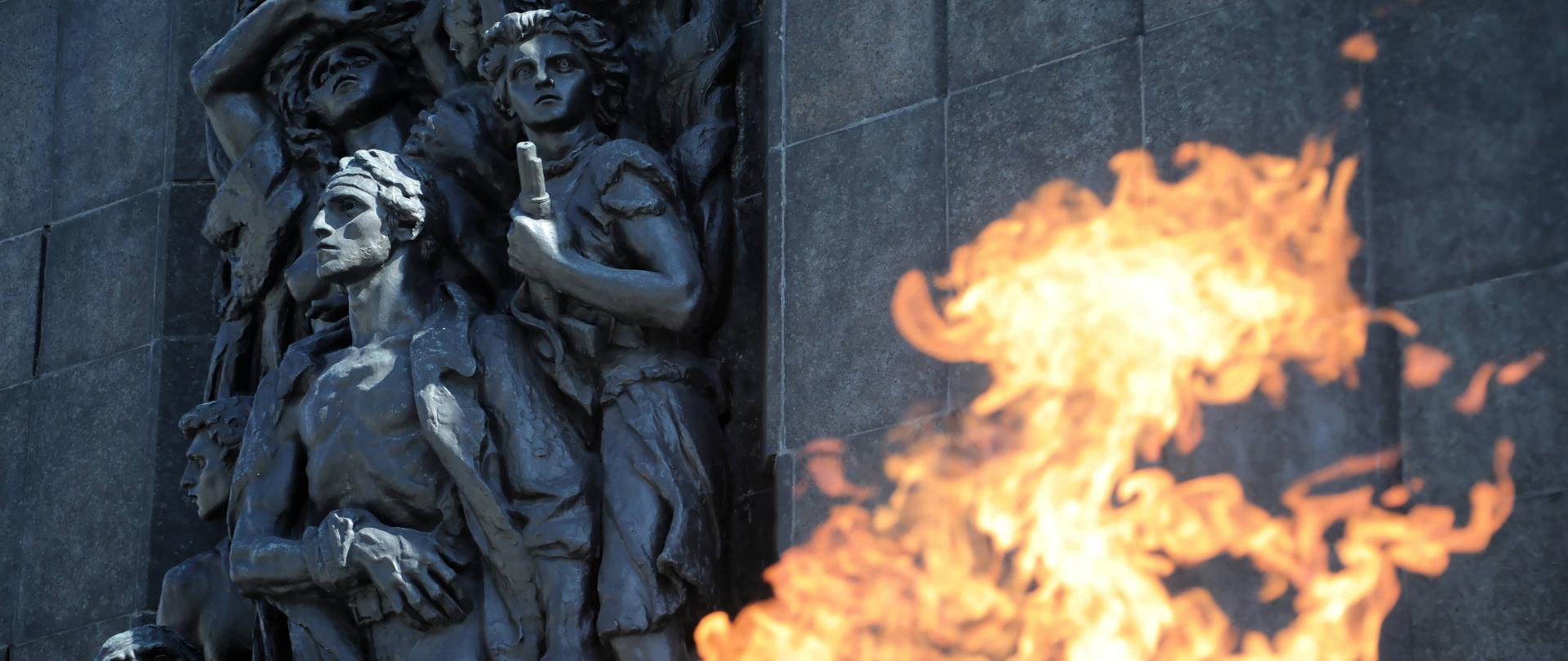 Warszawa, 19.04.2020. Pomnik Bohaterów Getta na sto³ecznym Muranowie, 19. bm. w 77. rocznicê wybuchu powstania w getcie warszawskim. Z powodu epidemii konronawirusa tegoroczne obchody rocznicy odbêd¹ siê online. (wo/dw) PAP/Wojciech Olkunik