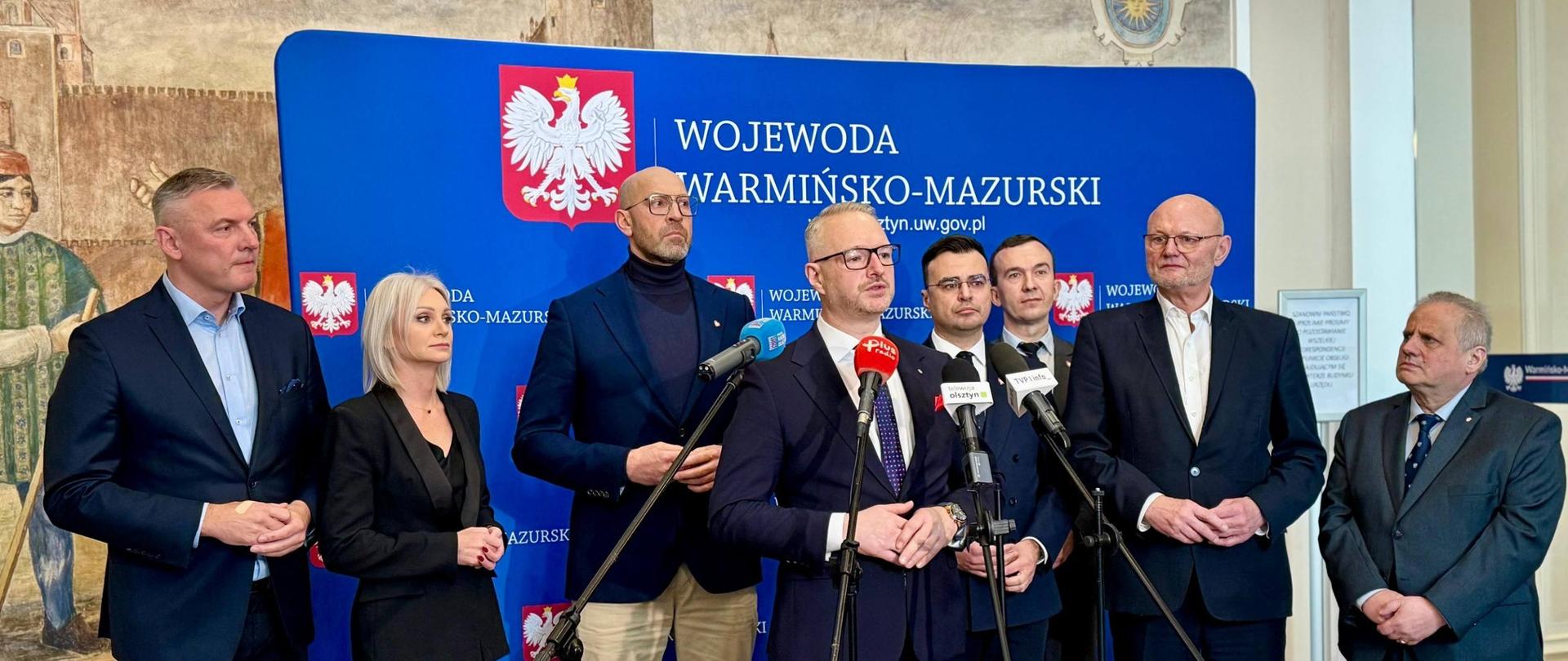 Uczestnicy konferencji prasowej, m.in.: minister sportu, wojewoda, wicewojewodowie 