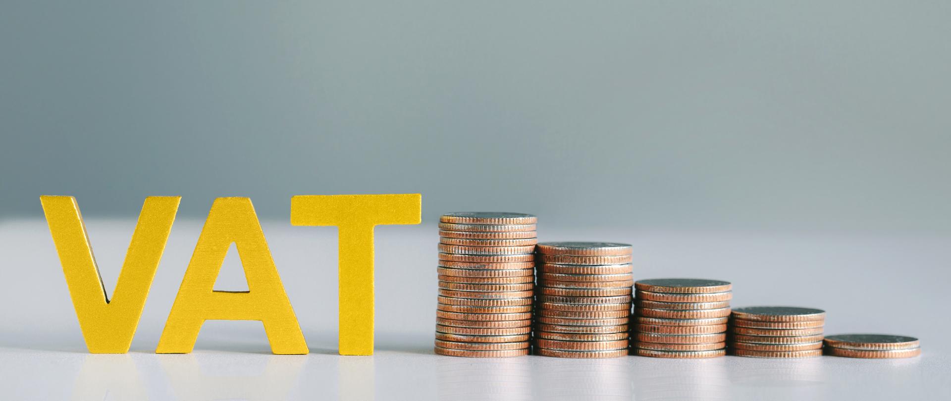 Napis VAT a obok monety