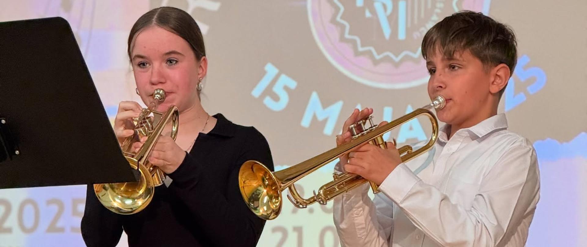 Zdjęcie przedstawiające wykonawców Koncertu Muzyki Rozrywkowej, który odbył się 15 maja 2025 r. w auli szkoły.