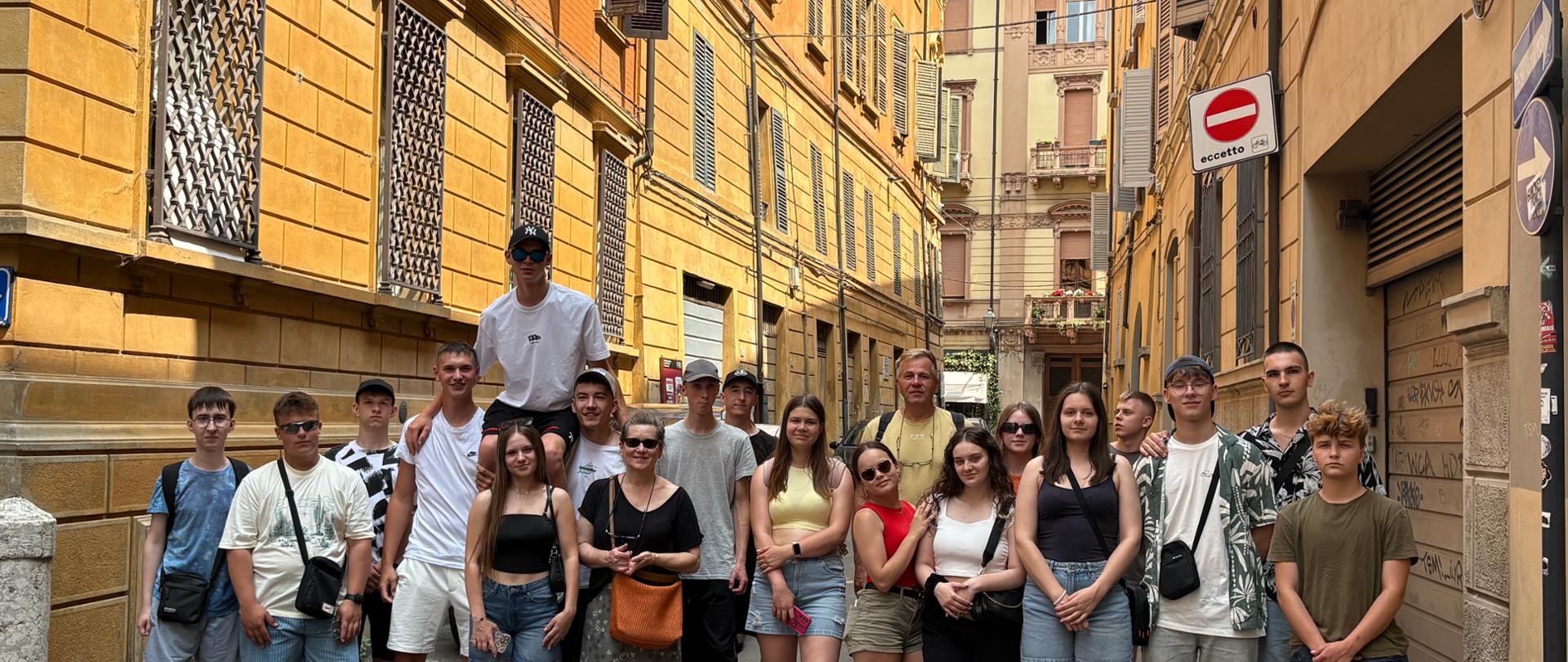 Grupa stażystów i opiekunów - pierwsze chwile w Reggio Emilia
