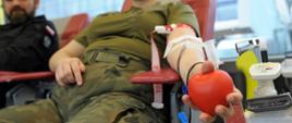 Służby mundurowe oddają krew podczas prowadzonej zbiórki przez mobilny punkt 