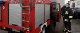 Na zdjęciu senior wsiadający do pojazdu OSP celem transportu do punktu szczepień 