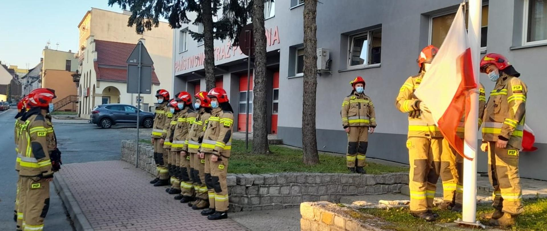 Uroczyste podniesienia flagi państwowej