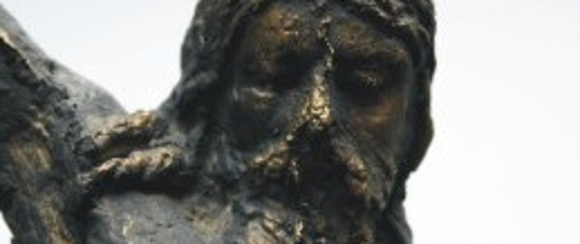 Na zdjęciu przedstawiona jest rzeźba z brązu "Ukrzyżowany" . Autorem pracy jest artysta rzeźbiarz Andrzej Mrowca - nauczyciel rzeźby w Państwowym Liceum Sztuk Plastycznych im. Antoniego Kenara w Zakopanem