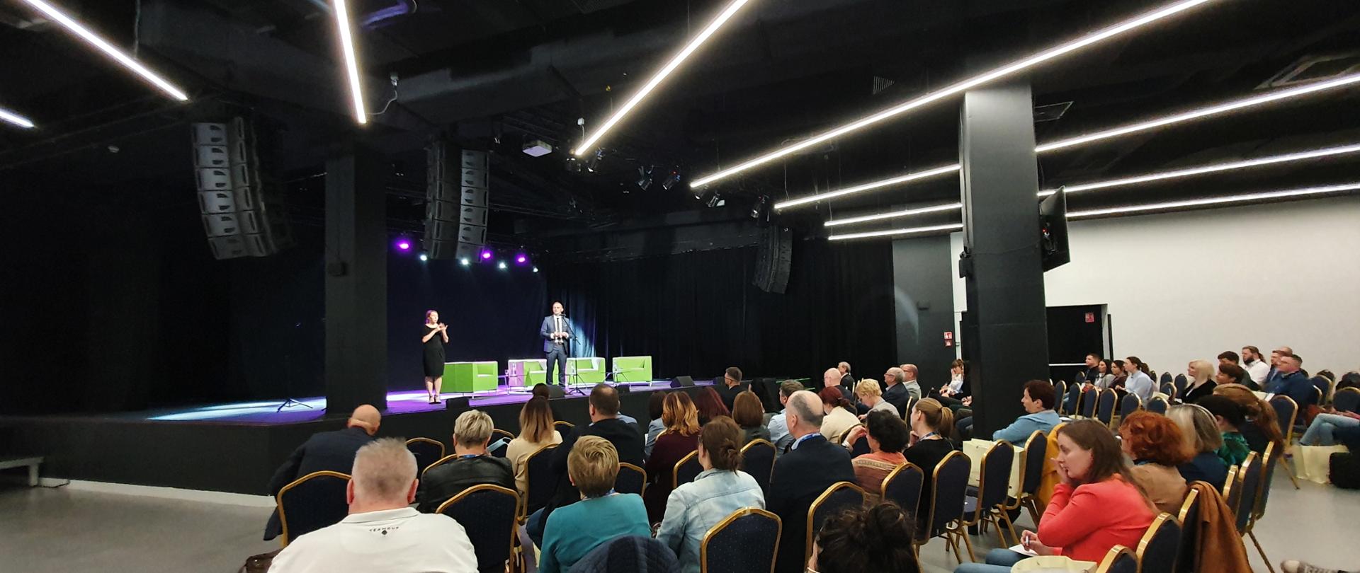 Zdjęcie z pierwszej edycji kongresu POZAP na Stadionie Miejskim w Poznaniu. Na zdjęciu prowadzone spotkanie z tłumaczem języka migowego wraz z publicznością.
