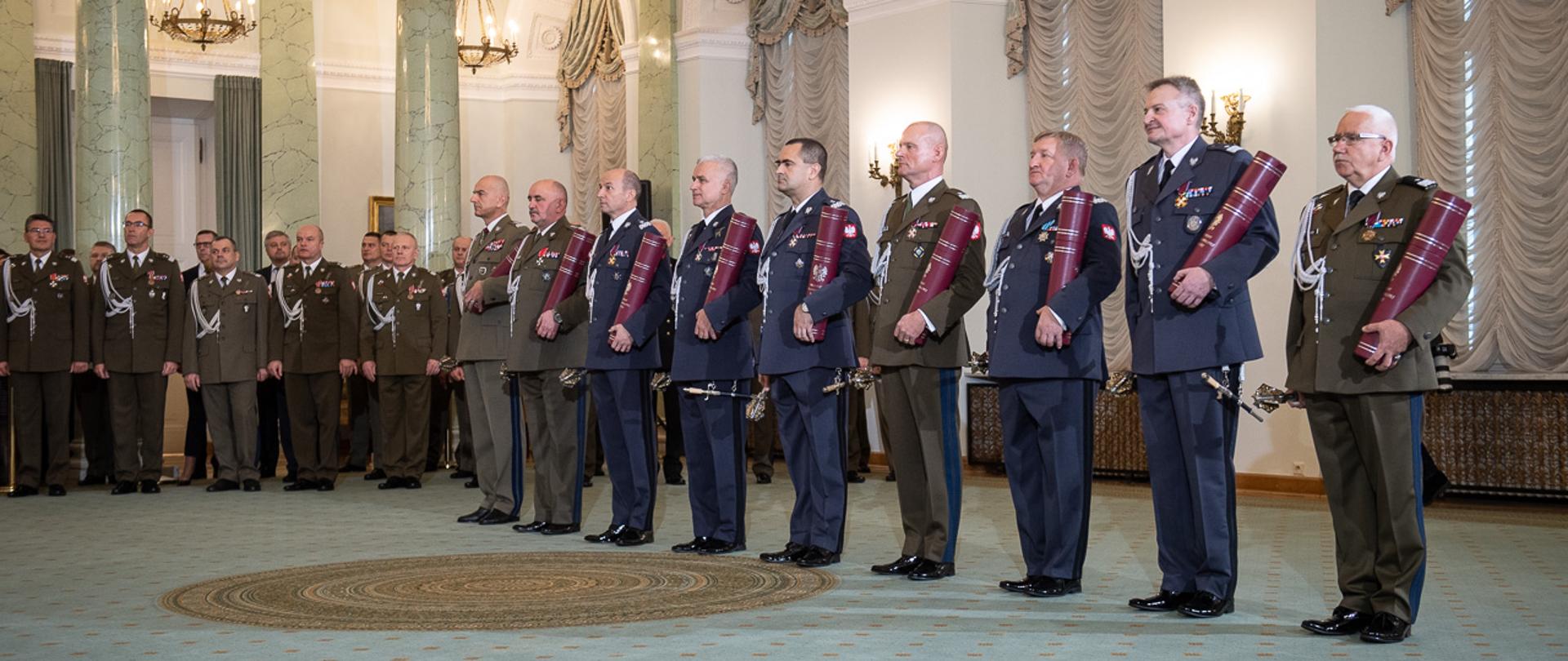 Generałowie odbierający nominacje generalskie w Pałacu Prezydenckim