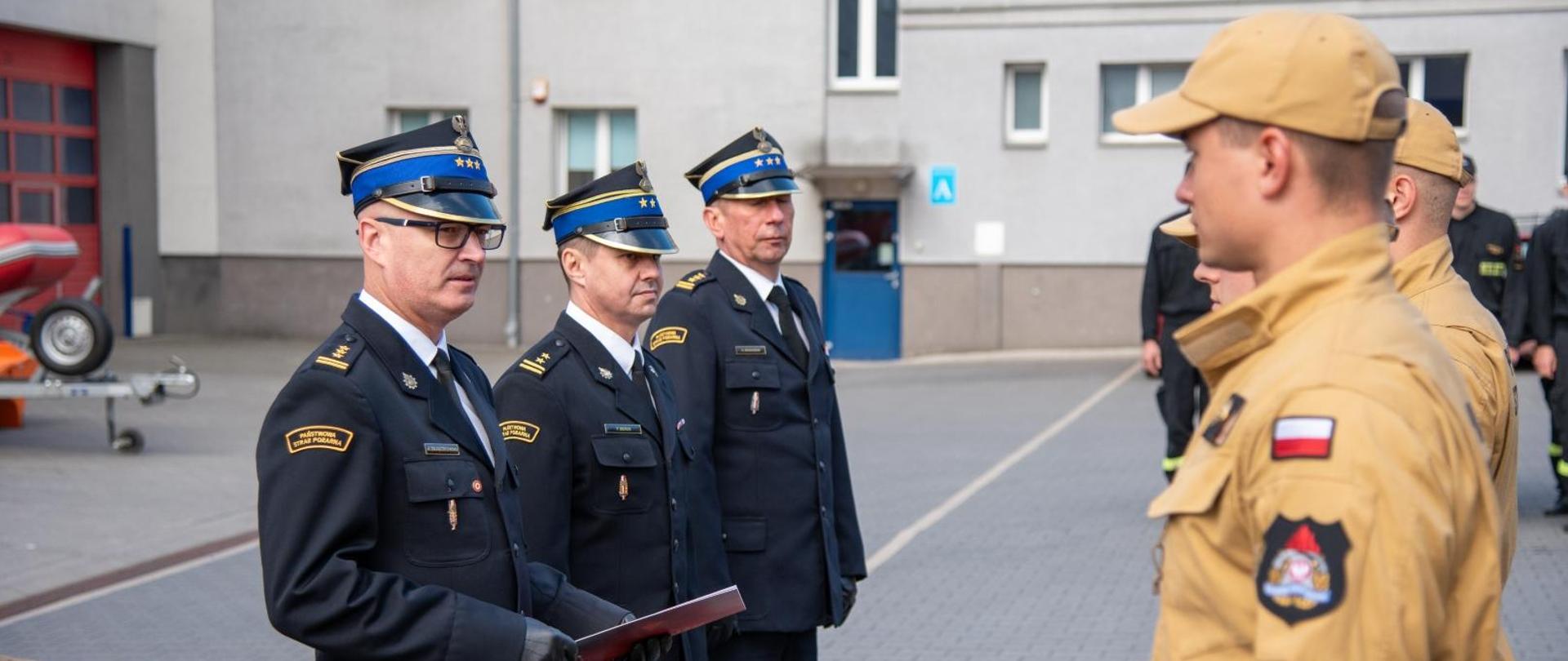 Komendant wraz z zastępcami wręczają awanse kadetom