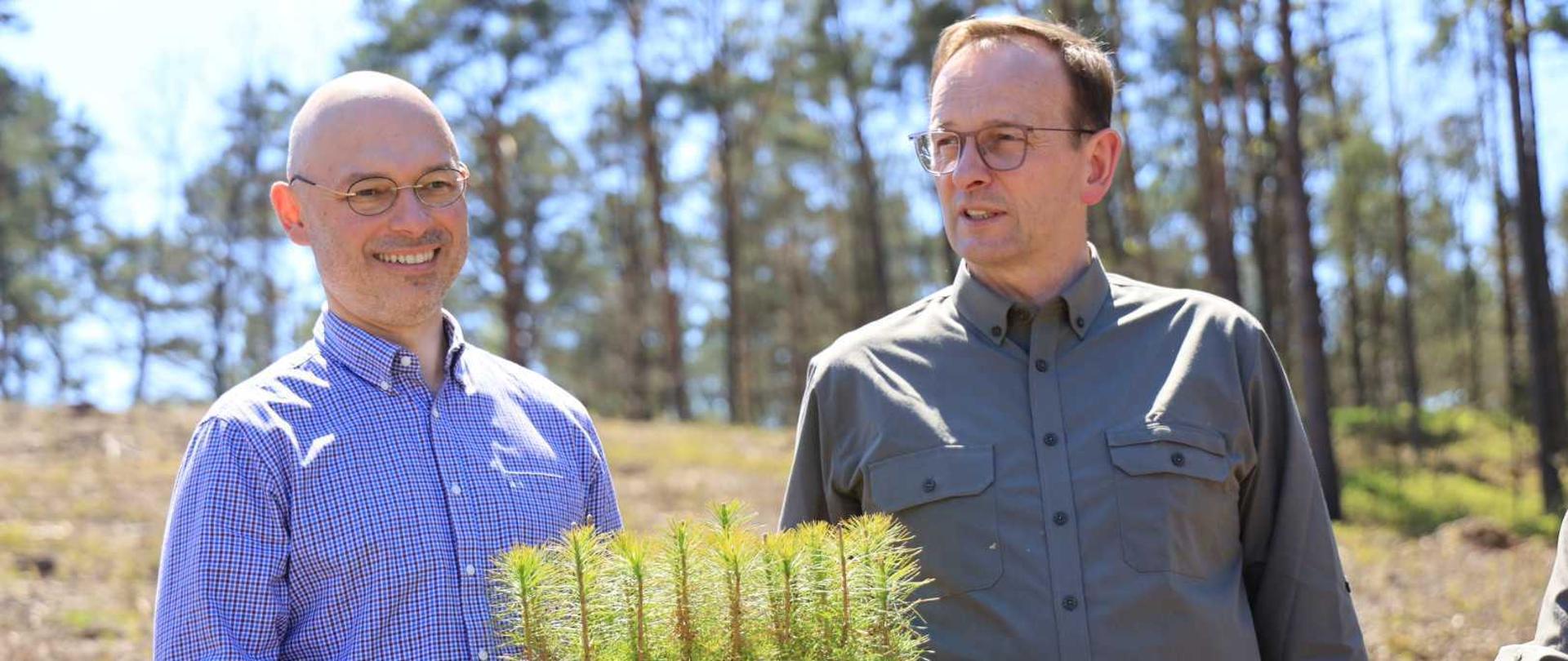 „Łączą nas drzewa” – akcja sadzenia lasu na terenie Nadleśnictwa Celestynów z udziałem ministra Michała Kurtyki oraz wiceministra Edwarda Siarki