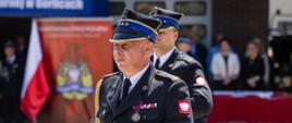 Na zdjęciu podczas powiatowych obchodów dnia strażaka w Gorlicach widoczny zastępca małopolskiego komendanta wojewódzkiego Państwowej Straży Pożarnej podczas przeglądu pododdziałów. W tle widoczna trybuna honorowa oraz zaproszeni goście.