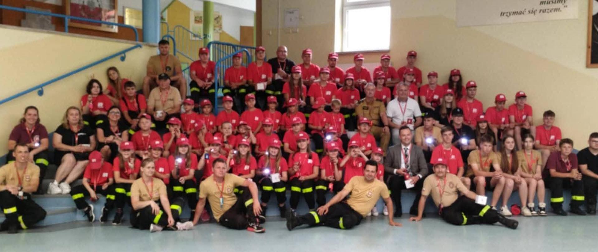 Strażacy młodzież zdjęcie grupowe
