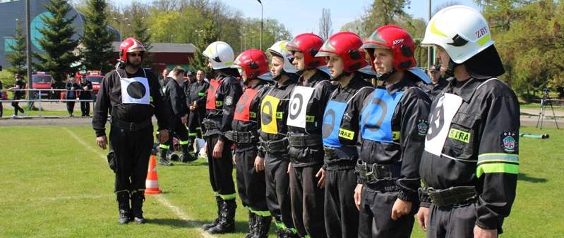 Na zdjęciu drużyna przygotowana do zawodów w hełmach i specjalnych znacznikach.
