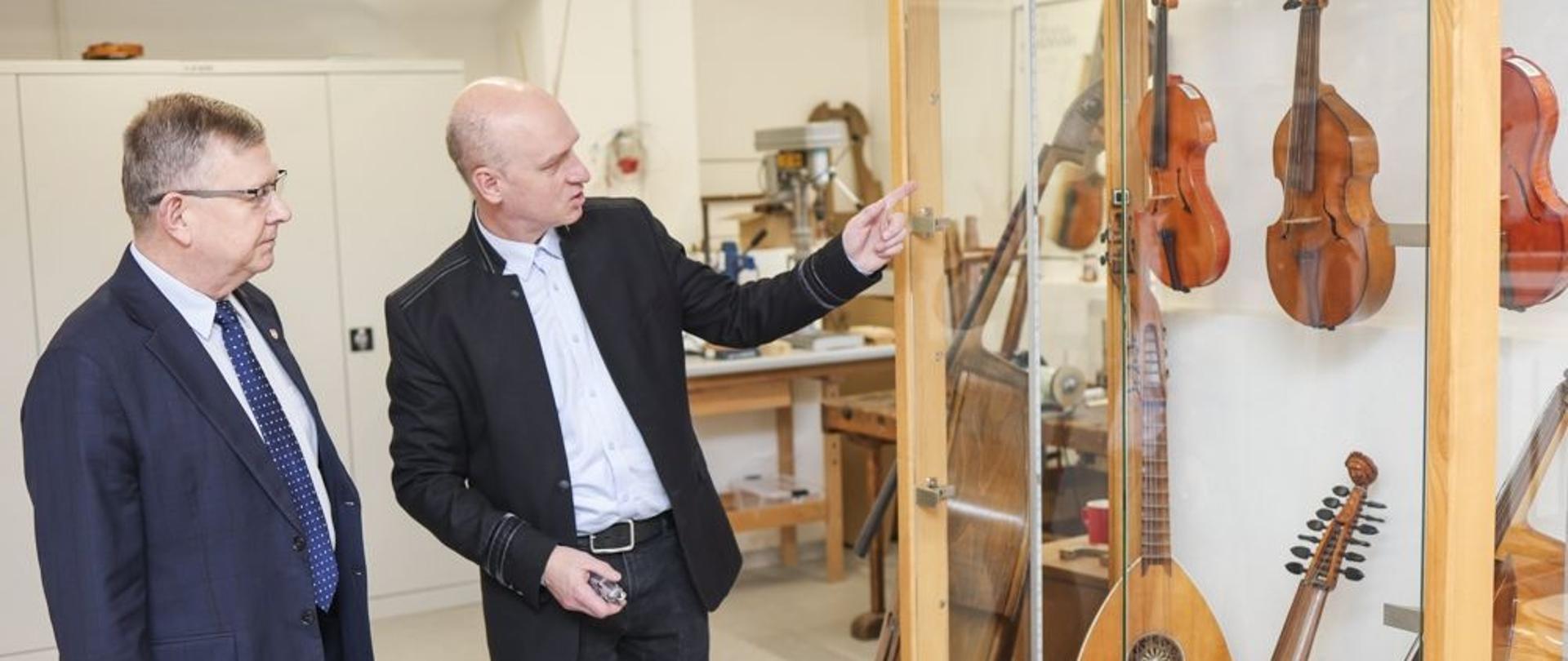 Fotografia została wykonana podczas wizyty Witolda Kozłowskiego Wicemarszałka Województwa Małopolskiego w PLSP im. A. Kenara w Zakopanem, 16 stycznia 2026 r. Fot.: UMWM. Na zdjęciu widzimy Witolda Kozłowskiego i Marka Król-Józagę prezentującego instrumenty muzyczne w pracowni lutnictwa artystycznego w PLSP im. A. Kenara w Zakopanem