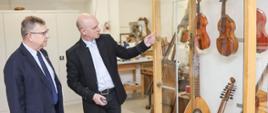 Fotografia została wykonana podczas wizyty Witolda Kozłowskiego Wicemarszałka Województwa Małopolskiego w PLSP im. A. Kenara w Zakopanem, 16 stycznia 2026 r. Fot.: UMWM. Na zdjęciu widzimy Witolda Kozłowskiego i Marka Król-Józagę prezentującego instrumenty muzyczne w pracowni lutnictwa artystycznego w PLSP im. A. Kenara w Zakopanem