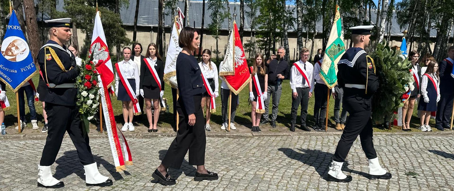 Wojewoda składa kwiaty pod Pomnikiem Pamięci i Męczeństwa w Muzeum Stutthof w Sztutowie.Obok marynarze niosący wieniec