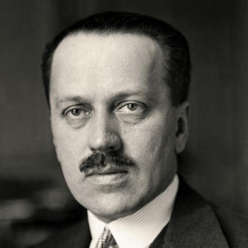 Aleksander Skrzyński - premier i minister spraw zagranicznych czarno-biały portret mężczyzny z wąsem, ciemnymi włosami, jasny krawat, ciemna marynarka biała koszula w drobne ciemne paski.