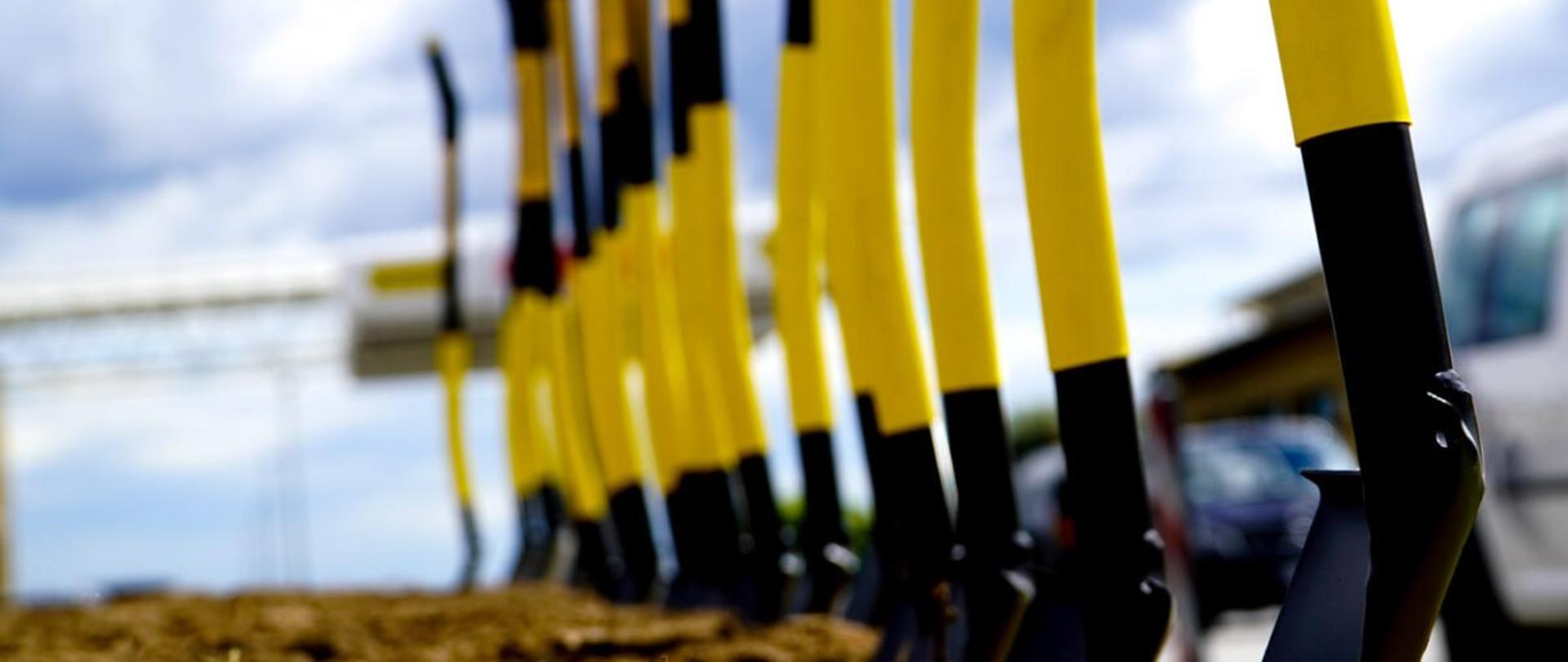 Łopaty wbite w teren pod inwestycję