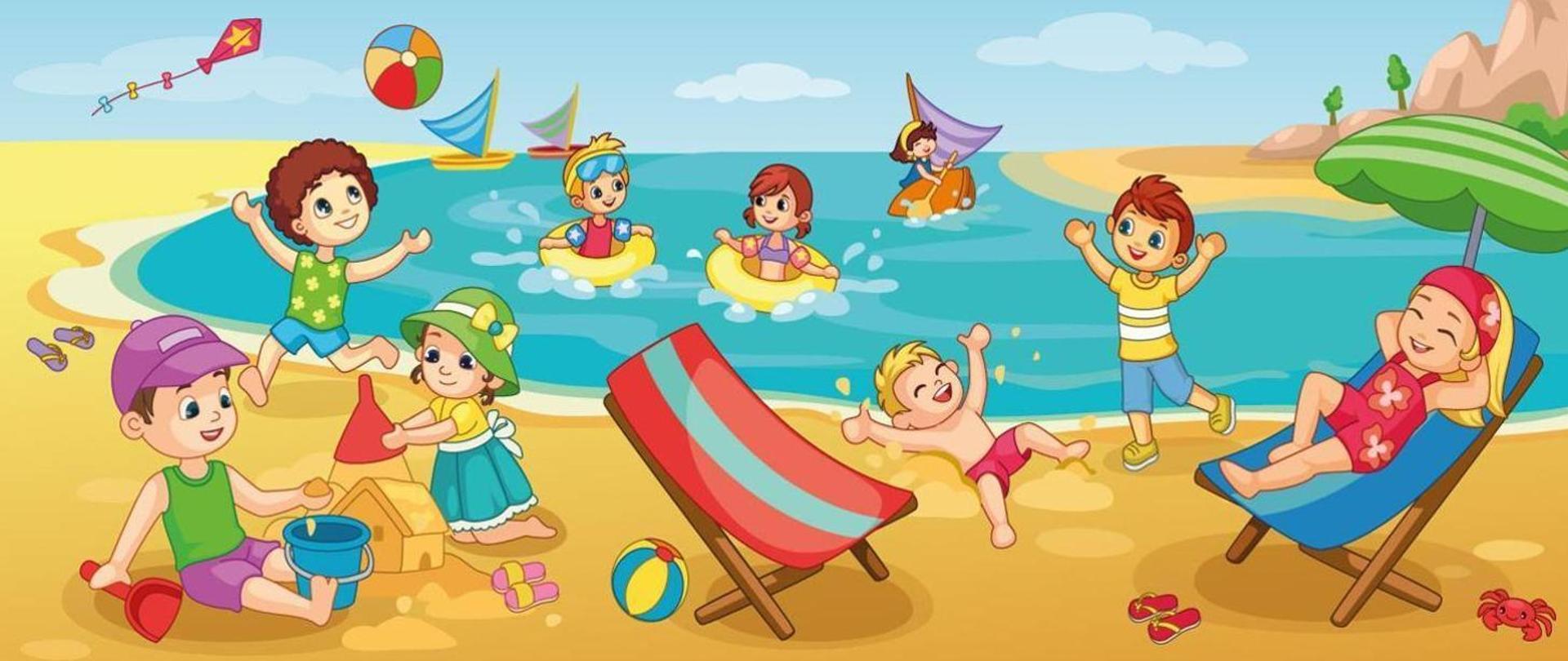 Kolorowa, rysunkowa ilustracja przedstawia grupę dzieci bawiących się na piaszczystej plaży nad morzem w słoneczny dzień. Na pierwszym planie po lewej stronie chłopiec w fioletowej czapce buduje zamek z piasku, a obok niego stoi dziewczynka w zielonym kapeluszu. W centrum znajduje się pusty leżak w paski, obok którego na piasku tarza się uradowany chłopiec. Po prawej stronie dziewczynka odpoczywa na niebieskim leżaku pod parasolem, a obok niej macha stojący chłopiec. W wodzie dwójka dzieci pływa w żółtych kołach ratunkowych, a w tle widać małe żaglówki, lecący latawiec oraz unoszącą się w powietrzu piłkę plażową.