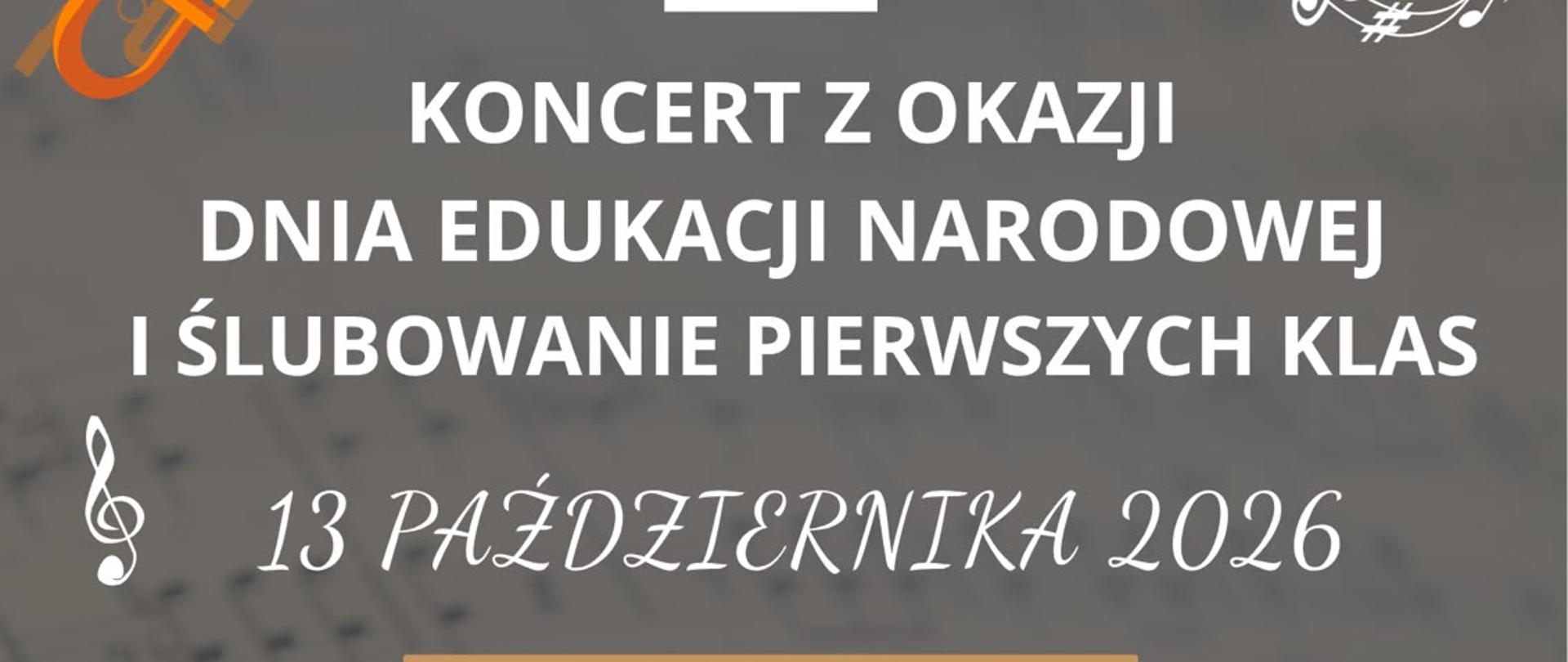 Plakat na szarym tle z prześwitującą nutową partyturą. Na górze pośrodku bordowe logo PSM na białym kwadracie. Wokół kolorowe ilustracje instrumentów: pomarańczowa trąbka i beżowy flet na górze, beżowe banjo z czarnym gryfem na dole po lewej, beżowa lira na dole na środku i pomarańczowe skrzypce ze smyczkiem na dole po prawej. Dookoła białe symbole nut, klucze wiolinowe i pięciolinie.
Na środku białe napisy: "KONCERT Z OKAZJI DNIA EDUKACJI NARODOWEJ I ŚLUBOWANIE PIERWSZYCH KLAS", poniżej ozdobną czcionką "13 PAŹDZIERNIKA 2026". Pod datą pomarańczowy prostokąt z białym napisem "GODZINA 16.30". Na dole mniejszymi białymi literami "PAŃSTWOWA SZKOŁA MUZYCZNA IM. FELIKSA RYBICKIEGO W STARACHOWICACH".