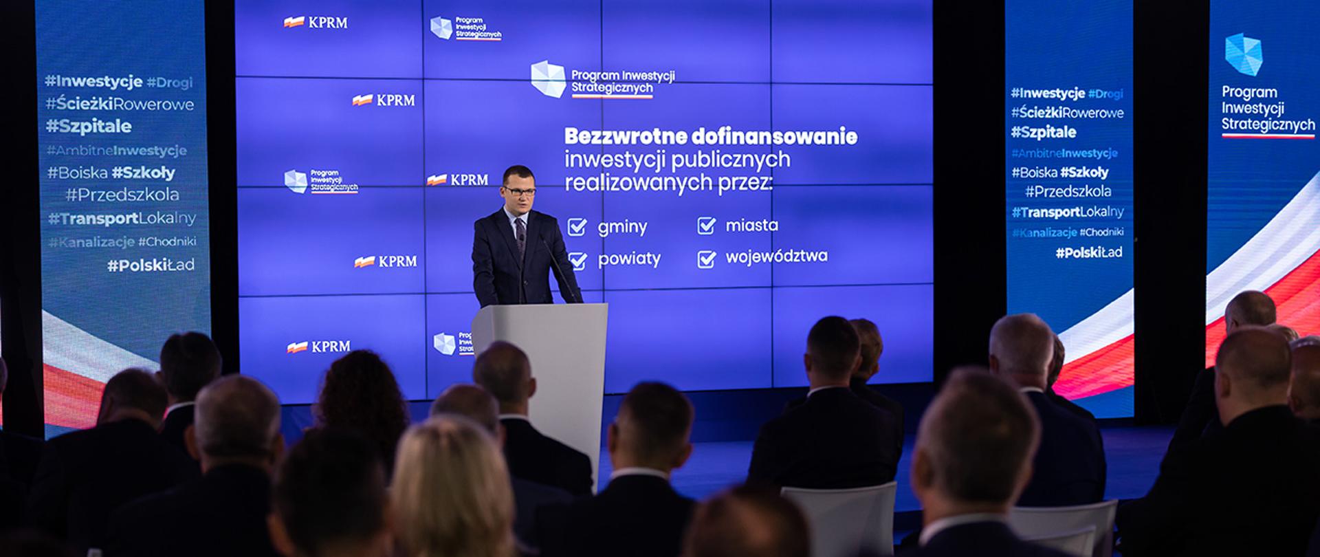 Na zdjęciu widać przemawiającego wiceministra Pawła Szefernakera