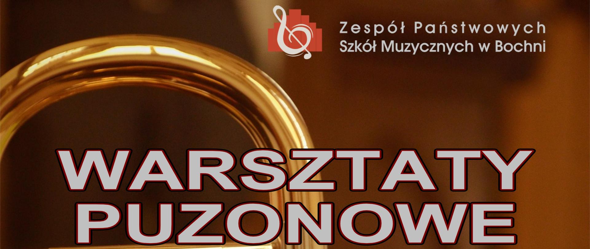 Grafika na brązowym tle z widocznym elementem dwóch puzonów, zawiera w prawym górnym rogu logo szkoły oraz w części centralnej białymi drukowanymi literami treść: "Warsztaty puzonowe dla nauczycieli i uczniów ZPSM w Bochni, prowadzący mgr Karol Gajda". Na dole znajduje się napis: "Bochnia, 1 grudnia 2022 r."