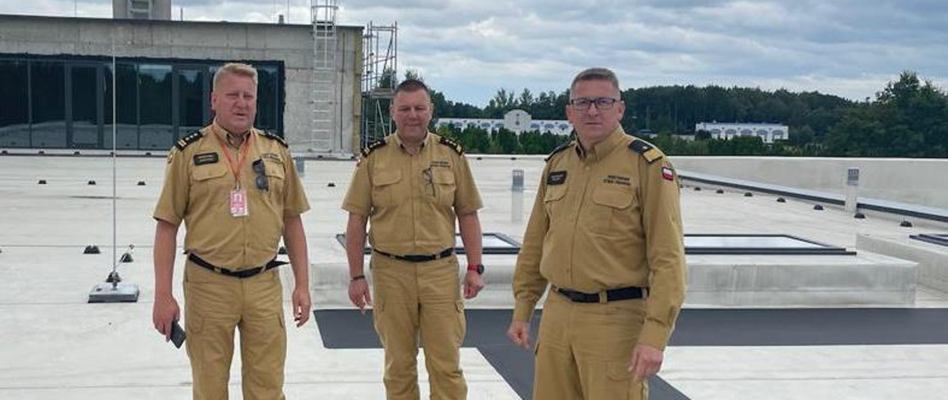 Z-ca Komendanta Głównego PSP, Łódzki Komendant Wojewódzki PSP i Zastępca Komendanta Miejskiego PSP w Łodzi na terenie budowy