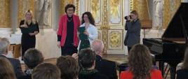 Angelina Litwinienko - odbierająca nominację stypendium Ministra Kultury i Dziedzictwa Narodowego .