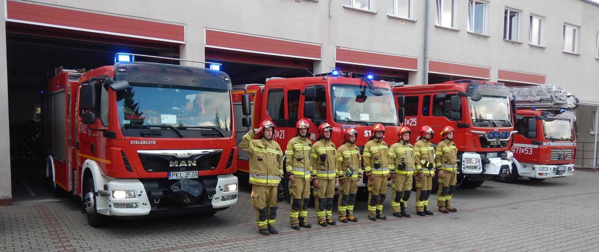 Zdjęcie przedstawia Strażaków z JRG Koło oddających hołd.