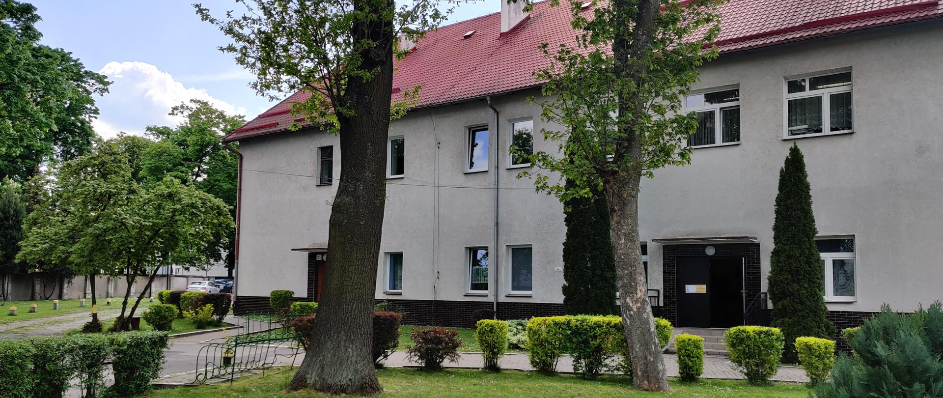 Zdjęcie przedstawiające "nowy" budynek szkoły przy ulicy Grunwaldzkiej 9 w Bolesławcu z przylegającym terenem zielonym.