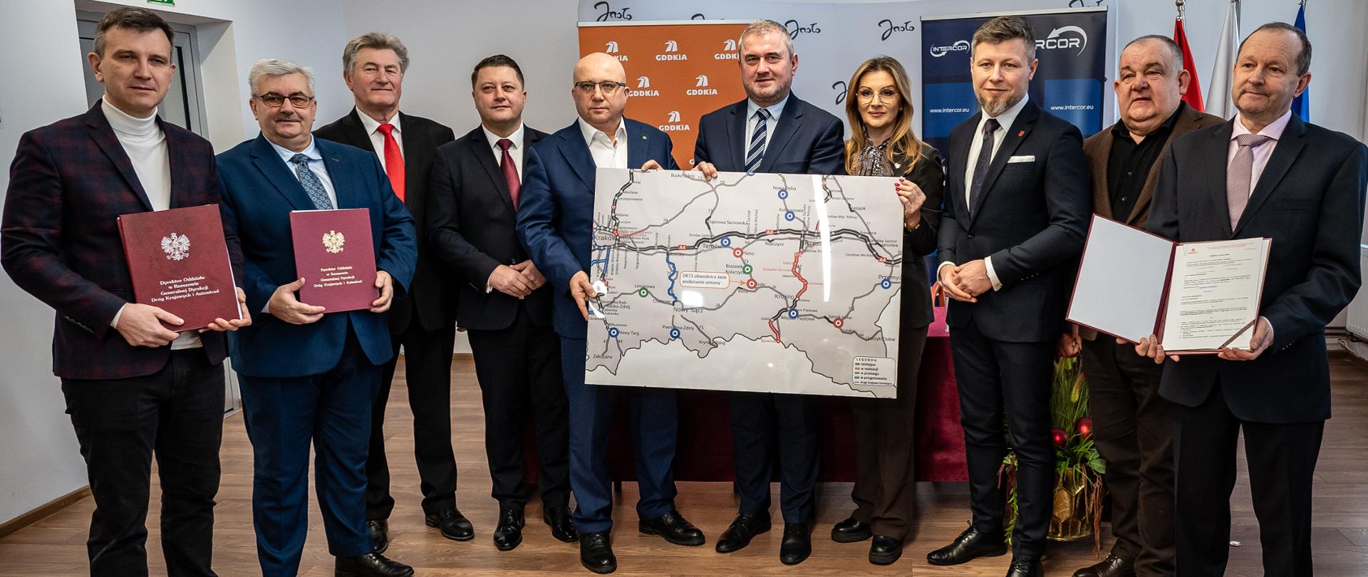 Generalna Dyrekcja Dróg Krajowych i Autostrad podpisała umowę na realizację obwodnicy Jasła w ciągu drogi krajowej nr 73. Wykonawcą inwestycji jest firma Intercor, która za kwotę 324 mln zł zaprojektuje i wybuduje blisko 10-kilometrową trasę. 