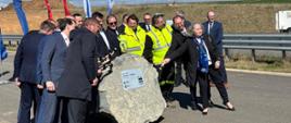 Czeska i polska delegacja przy wmurowaniu kamienia węgielnego pod budowę odcinka autostrady D11, po prawej stronie czeski ambasador Břetislav Dančák i polska chargé d'affaires Barbara Tuge-Erecińska