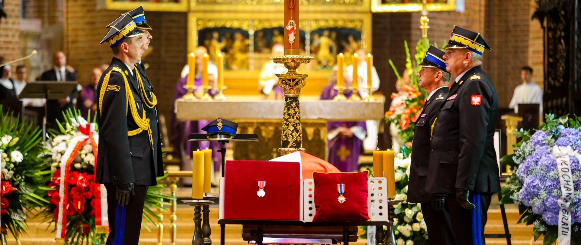 Panowie Komendanci pełnią wartę przy trumnie śp. zmarłego strażaka, w katedrze poznańskiej.