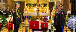 Panowie Komendanci pełnią wartę przy trumnie śp. zmarłego strażaka, w katedrze poznańskiej.