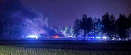 Na zdjęciu widoczny z daleka pożar hali magazynowo - warsztatowej w Trzęsówce. 